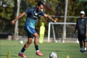 Ezra Dipastikan Absen Bela Persib Hadapi Persebaya