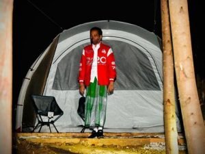 Sarungan-Pakai Sepatu, Begini Gaya Jokowi Nikmati Malam Saat Kemah di IKN