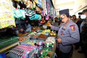 Kapolri Cek Ketersediaan Minyak Goreng Curah di Pasar Soreang Bandung￼
