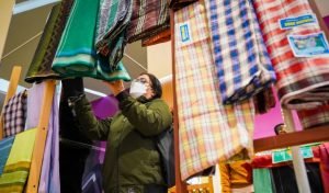 Bupati Bandung Minta Gubernur Hingga Menteri Beli Sarung Produksi Majalaya￼