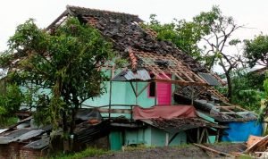 Angin Puting Beliung Rusak Pabrik dan Rumah Warga di Garut￼