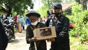 Korps Brimob Bagikan 2.500 Paket Sembako Gratis di Tiga Wilayah Jawa Barat￼