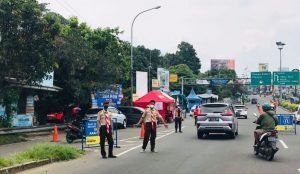 Polisi Mulai Uji Coba Batasi Kendaraan Besar Masuk Jalur Alternatif Puncak￼