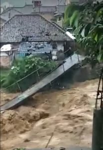 Banjir Bandang Terjang Ciwidey, Satu Jembatan Roboh