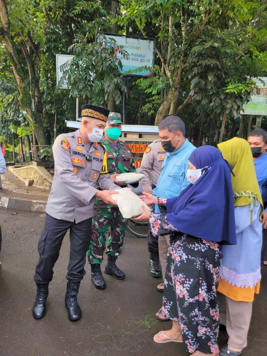 Berbagi Kebahagian Polres Cimahi Dan Kodim 0609 Cimahi Bagikan Beras Di