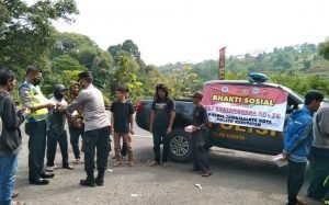 Sambut HUT Bhayangkara Ke-76, Polisi Gelar Bakti Sosial Bersama Tim Relawan Ganjel Tanjakan Gentong