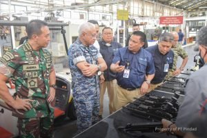 Jajaki Kerjasama, Panglima Angkatan Tentera Malaysia Didampingi Panglima TNI RI Tinjau Fasilitas Produksi PT Pindad