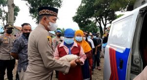 Polres Cimahi Salurkan Beras kepada Penggali Makam dan Warga Kurang Mampu
