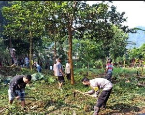 Antisipasi Bencana Alam, Polisi dan Warga Gotong Royong Bersihkan Lingkungan