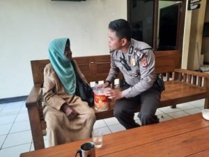 Polsek Ciampea Tolong Nenek Tua yang Kehilangan Uang Saat Hendak Akan Pulang