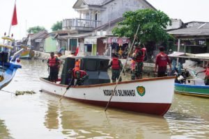 Warga Sungai Buntu Terima Bantuan Perahu Semen Hasil Inovasi Prajurit