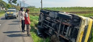 Sigaap  !!! Polwan Bantu Penanganan Laka Lantas Tunggal Mobil Terbalik
