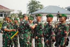 400 Prajurit Yonif 315/Garuda Terima Tanda Kehormatan SL Dharma Nusa