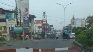 Viral Video Pengendara Motor Melawan Arus Lantas Terobos Palang KA, Terpental Dihantam KA