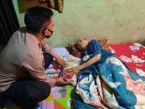 Rangkaian Kegiatan Hari Jadi Bhayangkara ke-76, Polisi Salurkan Sembako kepada Masyarakat yang Membutuhkan