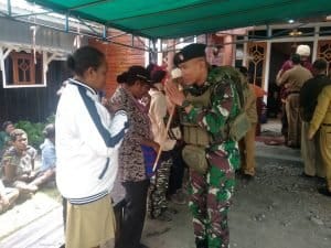 Binter di Daerah Operasi, Yonif Raider 301/PKS Takziah ke Keluarga Yahya Wonorengga