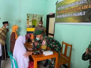 Wujudkan TNI Peduli Rakyat, Prajurit Kesehatan Kodam Siliwangi Gelar Aksi Pengobatan Gratis Door to Door