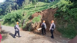 SAT Brimob Polda Jabar Cek Kondisi Wilayah Rawan Bencana Alam Cipanas Cianjur