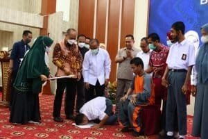 Saking Gembira Dapat KTP-el, Siswa Disabilitas Sujud Syukur