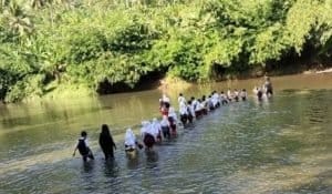 Seratusan Siswa di Cianjur Pergi dan Pulang Sekolah Harus Menyeberang Sungai