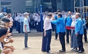 Penyematan ID Card Sebagai Simbol Pembukaan MPLS SMKS Pasundan 2