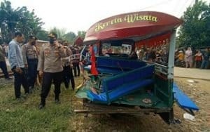 Odong-odong Berpenumpang Anak-Anak Tertabrak Kereta di Serang, Dikabarkan 9 Meninggal