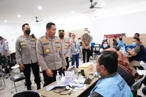 Wakapolda Jabar Pimpin Vaksinasi Serentak Se-Jawa Barat di PT.Pratama Abadi Industri Limbangan Garut