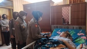 Sambut Hari Jadi Polwan Ke-74, Polwan Polda Jabar Anjangsana ke Personel yang Sakit Menahun