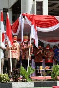 Mendagri Secara Resmi Lakukan Penancapan dan Pembagian Bendera Merah Putih di Kabupaten Merauke