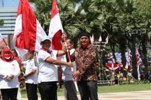 Mendagri Hadiri Gerakan Pembagian 10 Juta Bendera Merah Putih di Surabaya