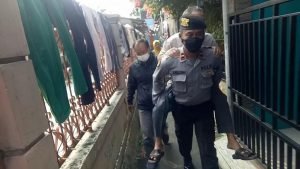 Polisi Gendong Kakek Sakit Stroke ke Puskesmas