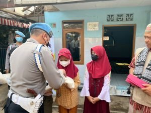 Tabur Kebaikan Propam Polres Cimahi Bagikan Paket Beras