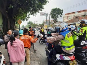 Polres Cimahi Bersama Kodim 0609 Cimahi  Laksanakan Baksos Bagi Beras