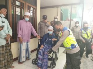Sinergitas TNI-Polri Polres Cimahi dan Kodim 0609 Cimahi Berikan Bantuan Kursi Roda pada Bilal