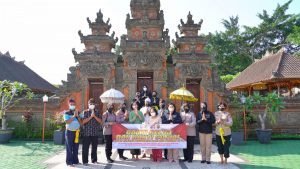 Sambut HUT Ke-74, Polwan Polda Jabar Bersihkan  Tempat Ibadah dan Bagikan Ratusan Paket Sembako