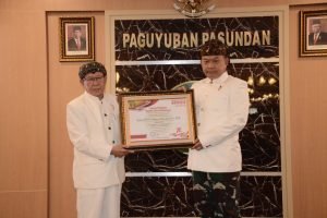 Kasad Terima Gelar Kehormatan Pinisepuh Pasundan