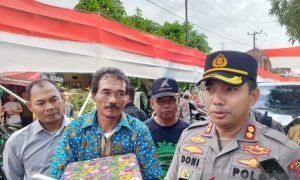Hasil Nabung Selama 17 Tahun Warga Cianjur Buat Bendera Panjang 220 Meter