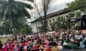 Warga Berkerumun di Lokasi Acara Puncak HUT Jabar Sebagian Tidak Patuhi Prokes