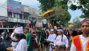 Ribuan Warga Padati Jalan Protokol Cianjur Saksikan Karnaval Seni Budaya