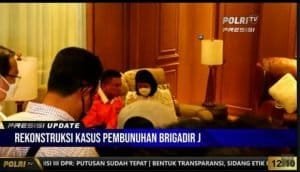 Rekonstruksi Pembunuhan Brigadir J, Ferdy Sambo Peluk Erat Putri Candrawathi di Sofa