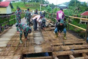 Satgas Pamtas RI-Malaysia Yonarmed 5/105 Tarik/Panca Giri Renovasi Jembatan Sungai Kayan