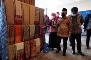 Wapres Apresiasi Perajin Tenun Palembang Bantu Anak Putus Sekolah