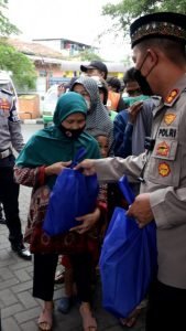 Polres Cimahi, Presma Politeknik TEDC dan HMI Komisariat Siliwangi Berikan Paket Sembako untuk Sopir Angkot, Ojol dan Warga Masyarakat Di Terminal Cimindi
