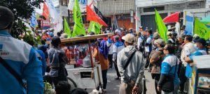 Polres Cimahi Borong 14 Gerobak Berbagai Jenis Makanan dan Minuman Untuk Peserta Unjuk Rasa di DPRD Kab. Bandung Barat