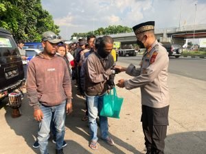 Polres Cimahi Berbagi  Beras dengan Sopir Bus, Ojeg dan Pedagang Asongan