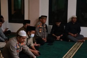Cipta Harkamtibmas   Kapolres Cimahi Sholat Shubuh Berjamaah dengan Mahasiswa AGAMIC