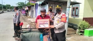 Kabid Humas Polda Jabar : Polisi  Turun Langsung Bagikan Bansos Kepada Warga