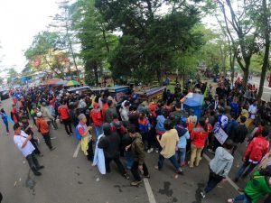 Pengamanan Humanis, Polisi Borong 13 Gerobak Berbagai Jenis Makanan Dan Minuman Untuk Peserta Aksi Unjuk Rasa Di DPRD Kota Cimahi