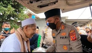 Berbagi Kebaikan Polres Cimahi Bagi Paket Beras  di Cihampelas KBB