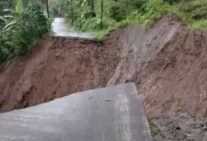 Garut Selatan Diterjang Longsor Sejumlah Ruas Jalan Terputus